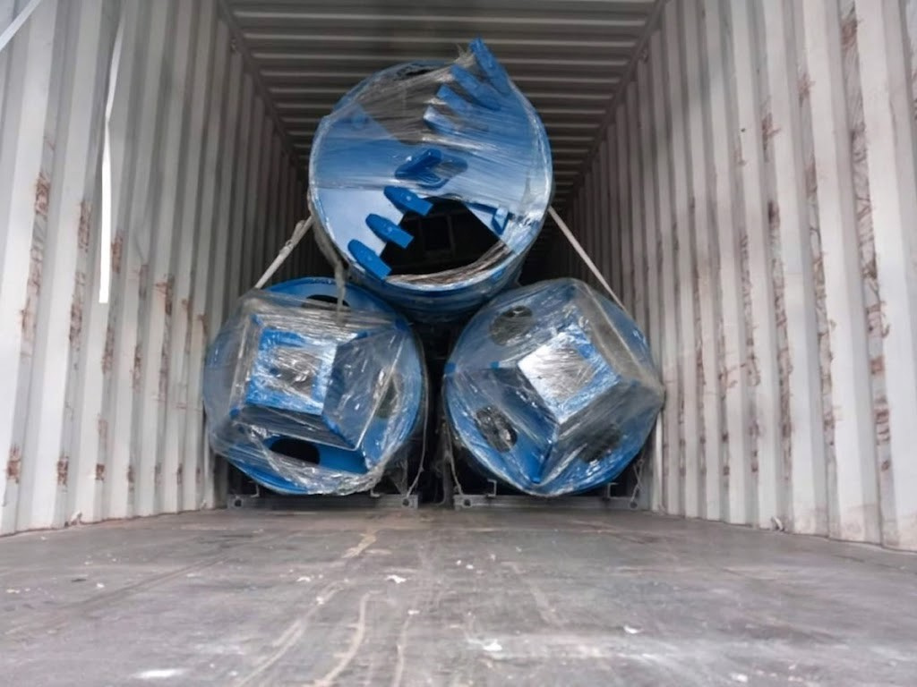 tools loading in port